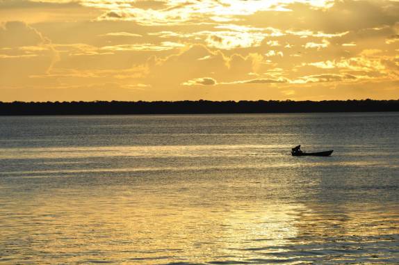 Um belíssimo fim de tarde sobre o Rio Solimões, em Tefé, no Amazonas